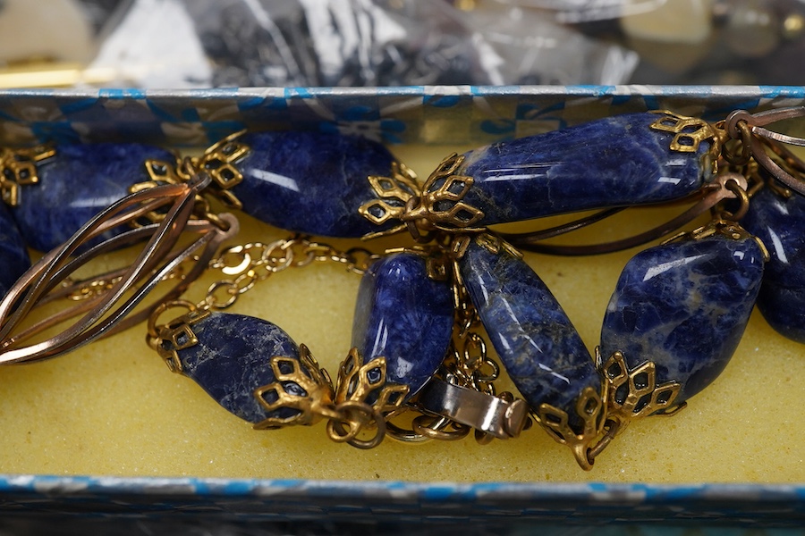 A small quantity of assorted costume jewellery.